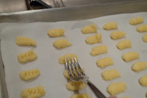 grooves-in-gnocchi-with-fork